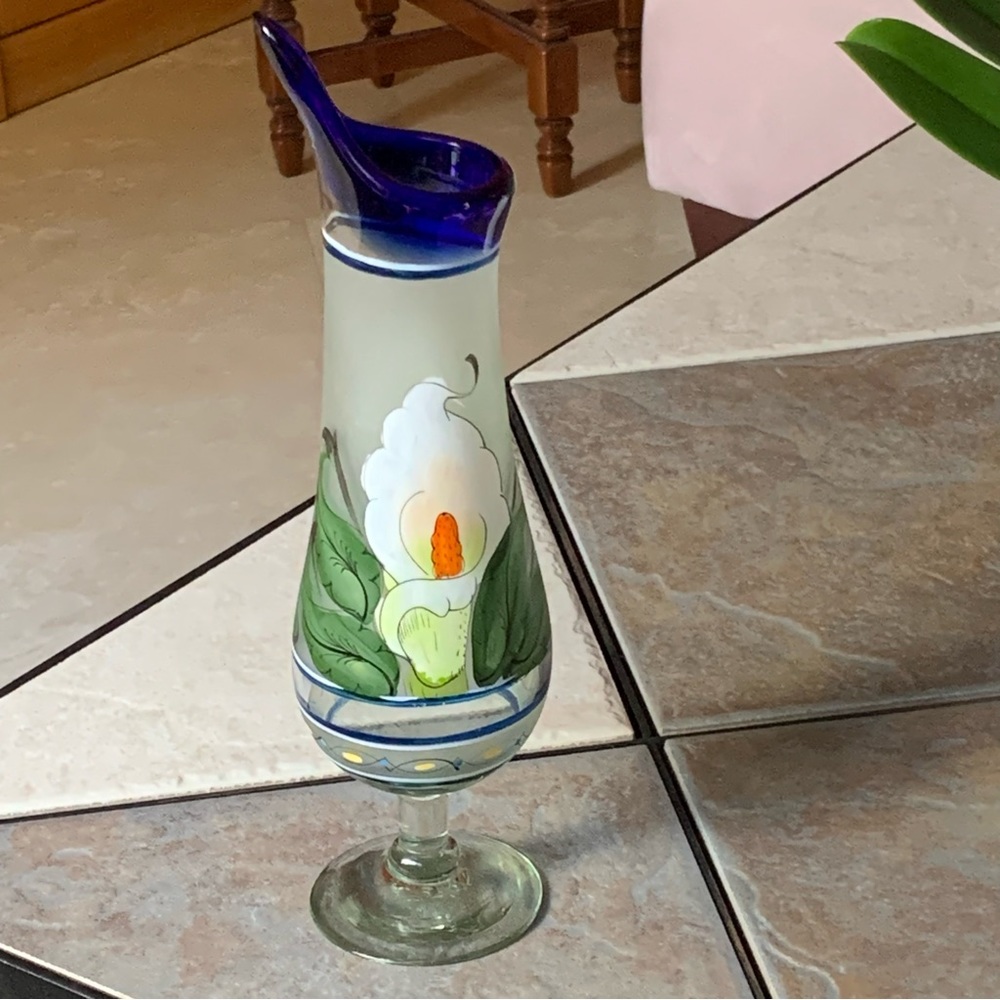 VINTAGE. Hand blown Mexican Glass Vase with‎ hand painted Calla Lily flowers.